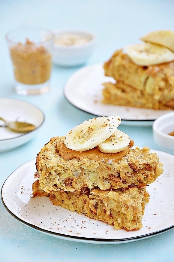 Pieczona owsianka z masłem orzechowym bananami i cynamonem