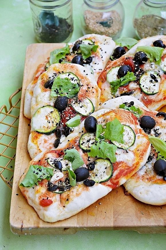Mini pizze z cukinią i czarnymi oliwkami