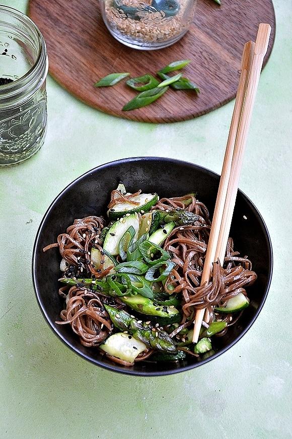 Makaron soba z cukinią i zielonymi szparagami
