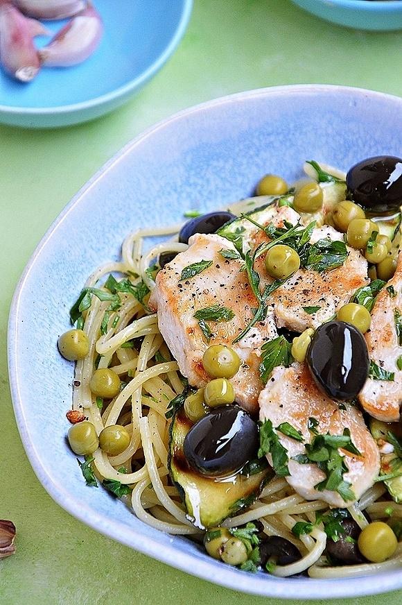 Spaghetti z grillowanym kurczakiem i cukinią