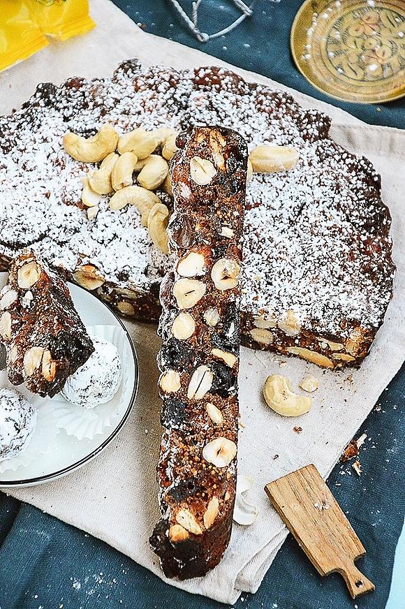 Panforte - włoski deser z owocami i orzechami