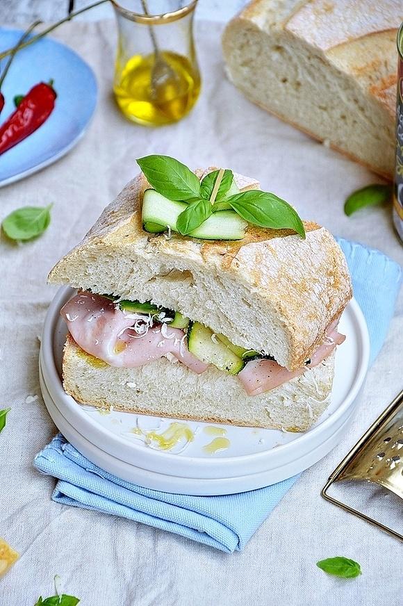 Ciabatta z mortadellą i cukinią