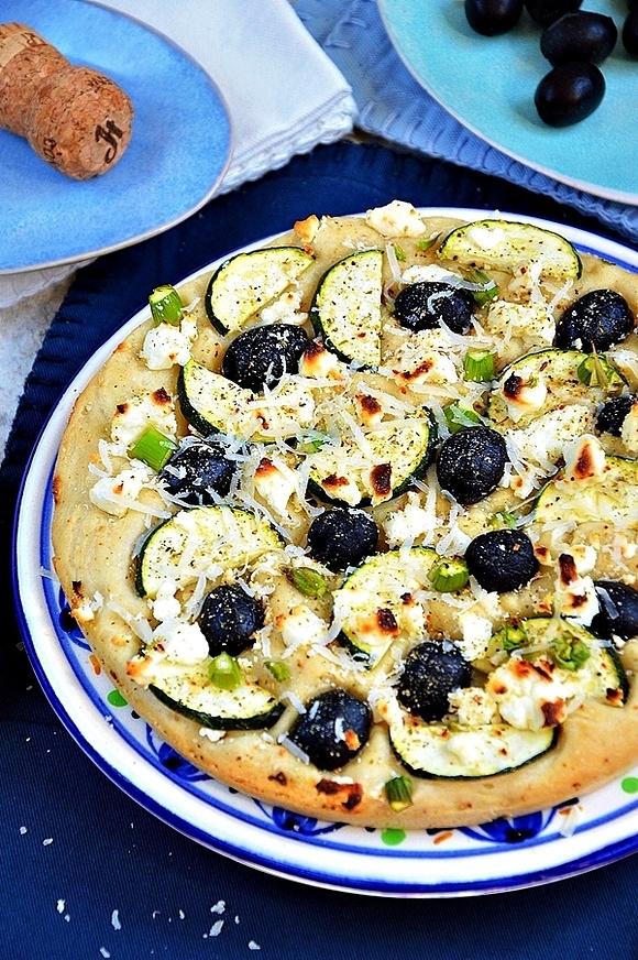 Focaccia z cukinią, oliwkami i fetą
