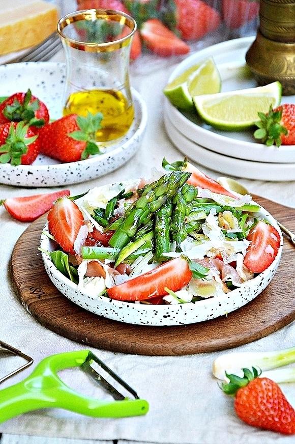 Sałatka z zielonymi szparagami, szynką szwarcwaldzką, mozzarellą i parmezanem