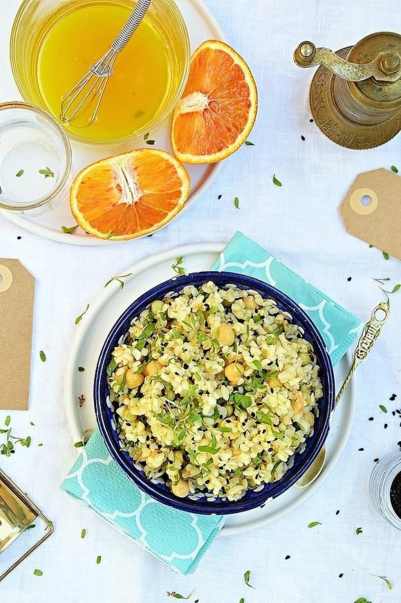 Sałatka z kaszy bulgur z marchewką i pomarańczowym dressingiem