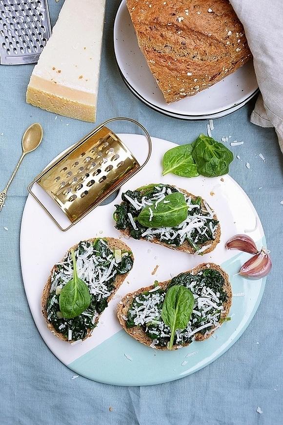 Bruschetta ze szpinakiem i grana padano
