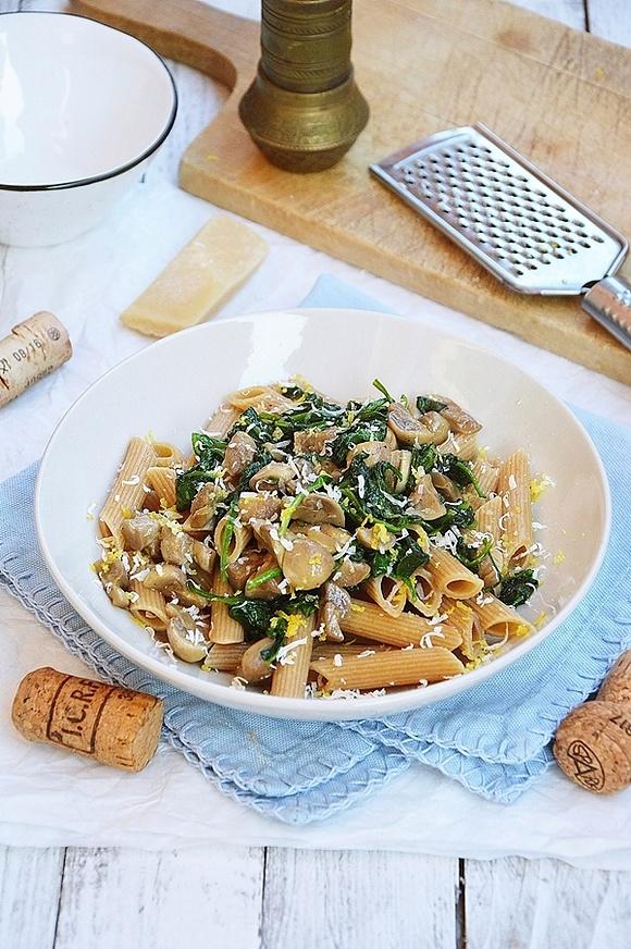 Pełnoziarniste penne ze szpinakiem i pieczarkami