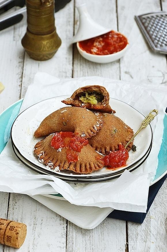 Pieczone pierożki pełnoziarniste z brokułami