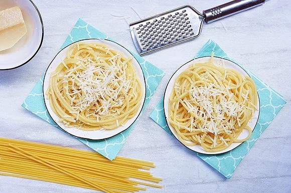 Bucatini z masłem i parmezanem