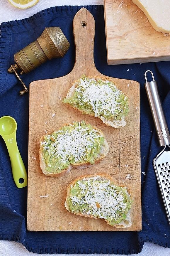 Grzanki z pastą z awokado i Grana Padano