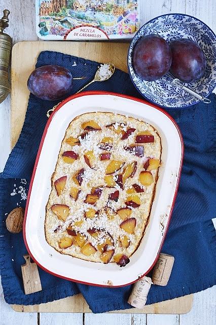 Pieczona owsianka ze śliwkami i kokosem