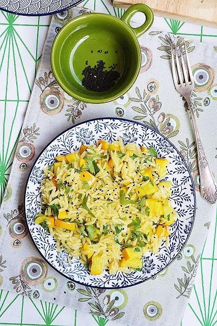 Makaron orzo z żółtą cukinią i czarnuszką