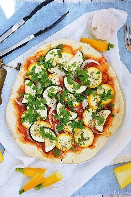 Pizza z kolorową cukinią