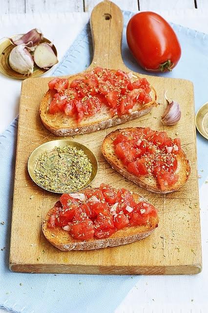 Grzanki z pomidorem czosnkiem i oregano