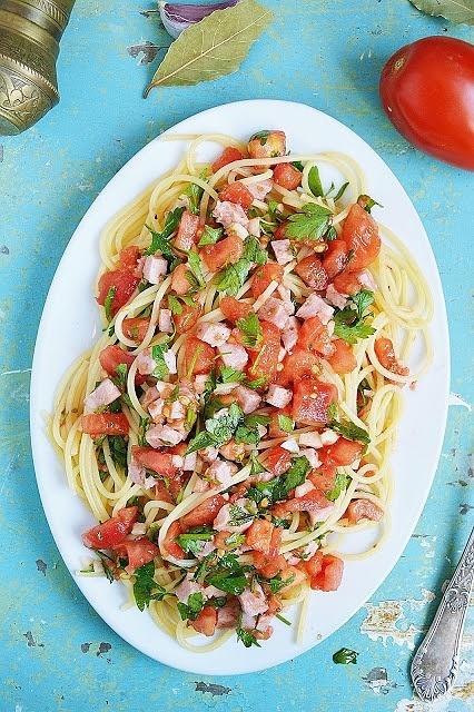 Spaghetti ze świeżymi pomidorami i kiełbasą