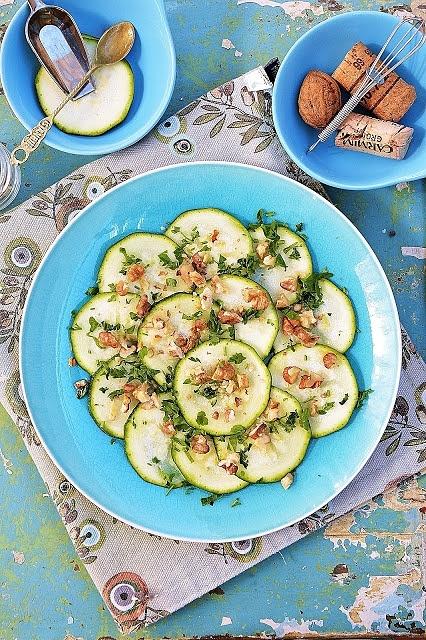 Carpaccio z cukinii z orzechami włoskimi
