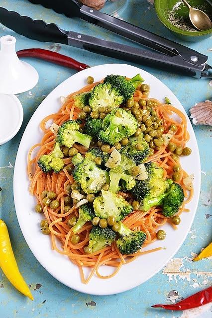 Spaghetti z groszkiem i brokułami