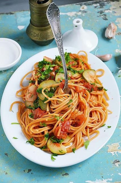 Spaghetti w pomidorach z cukinią