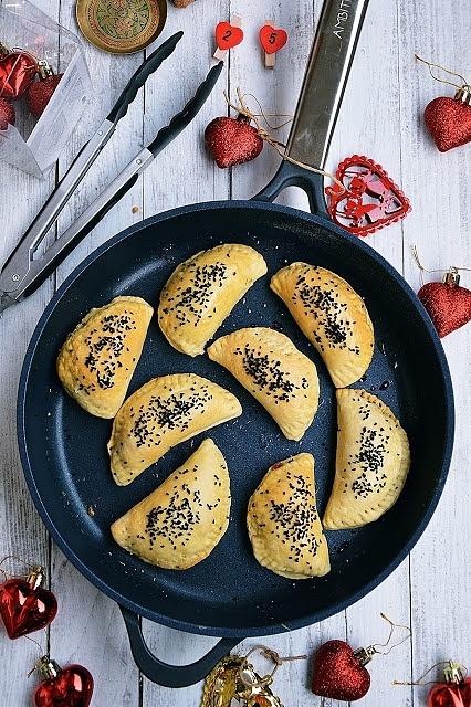 Pieczone pierogi z pieczarkami, oliwkami i suszonymi pomidorami