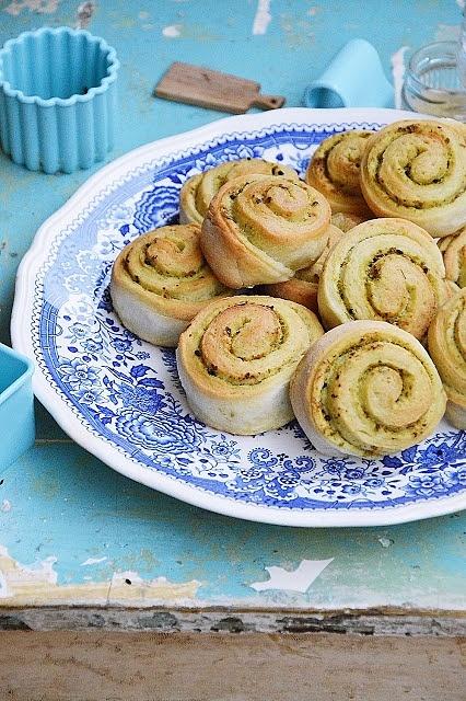 Slimaczki z ciasta na pizzę z pesto bazyliowo-miętowym