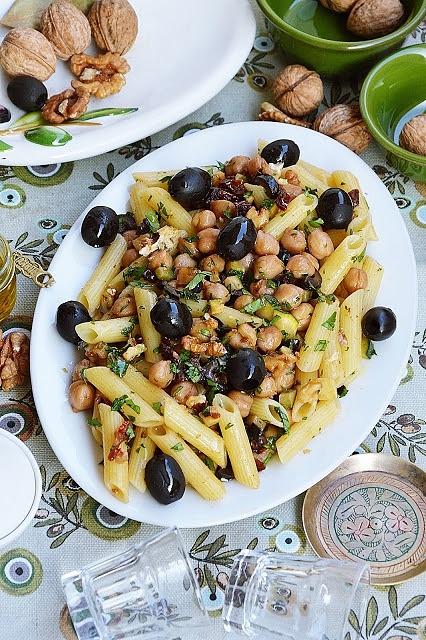 Penne z ciecierzycą suszonymi pomidorami oliwkami i orzechami włoskimi