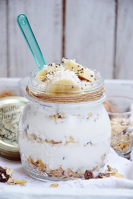 Jogurt z bananem, musli, kokosem i chia