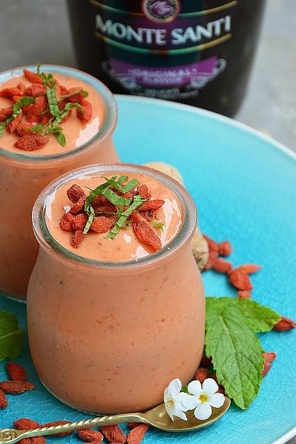 Mrożony jogurt truskawkowo-miętowy z jagodami goji