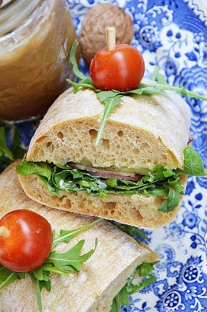Ciabatta z rukolą, kiełbasą krakowską i ogórkiem zielonym