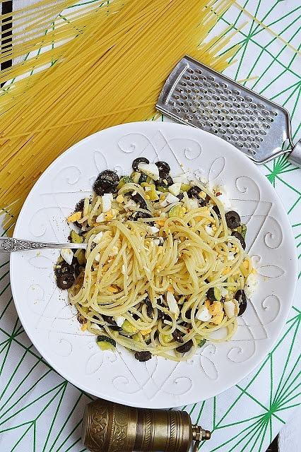 Spaghetti z cukinią jajkiem i oliwkami