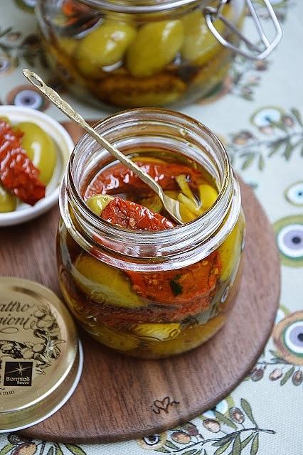 Oliwki marynowane z suszonymi pomidorami i czosnkiem