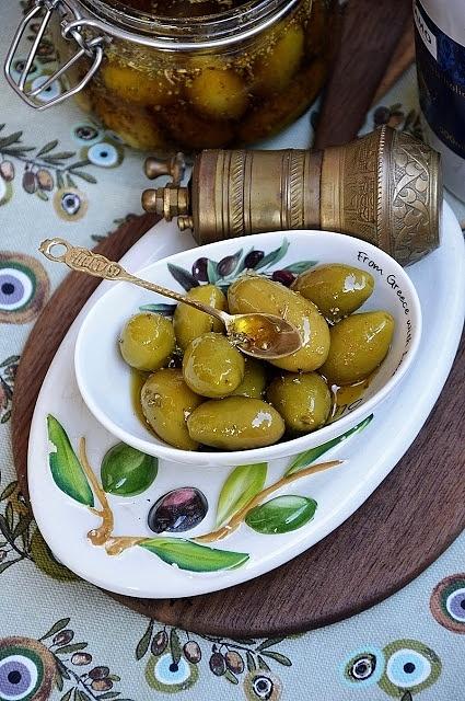 Zielone oliwki marynowane z oregano i majerankiem