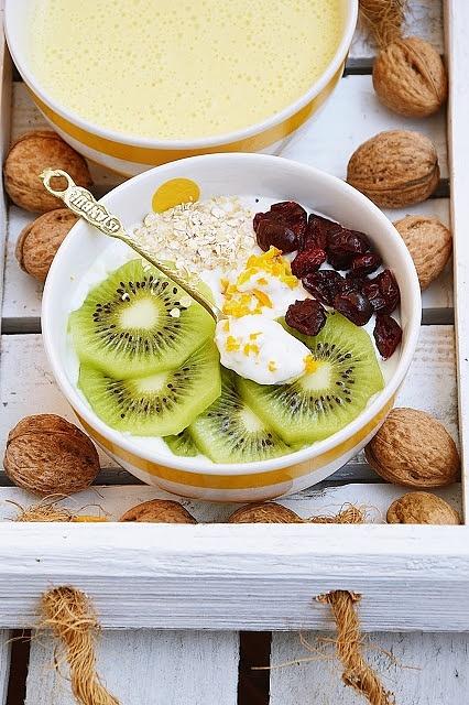 Jogurt naturalny z owocami i płatkami owsianymi