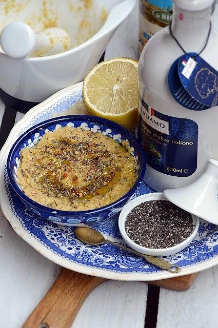 Pasta z ciecierzycy z czosnkiem oregano i chia