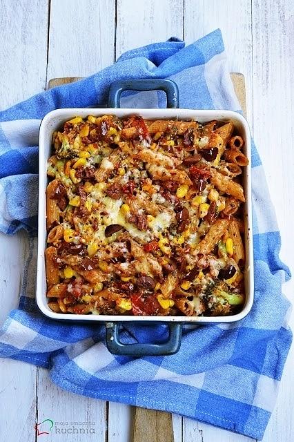 Zapiekanka z makaronu pełnoziarnistego z oliwkami kalamata