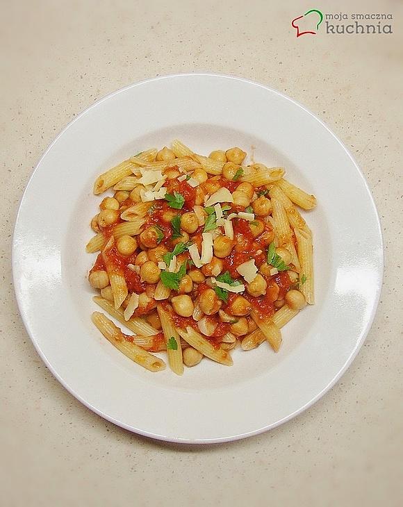 Mini penne rigate z ciecierzycą w pomidorach