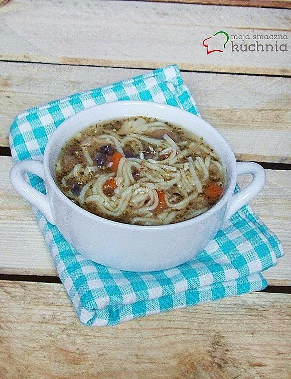 Pieczarkowa z makaronem i majerankiem