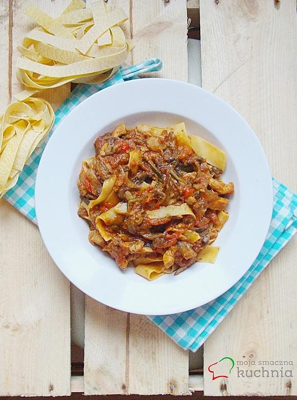 Pappardelle z mięsem warzywami w sosie pomidorowym