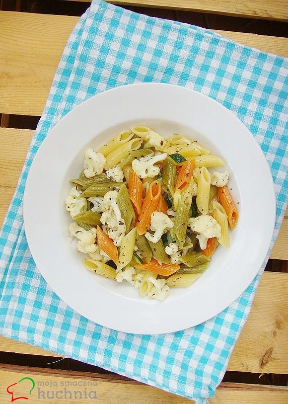 Kolorowe penne z cukinią i kalafiorem z czosnkiem cebulą i bazylią
