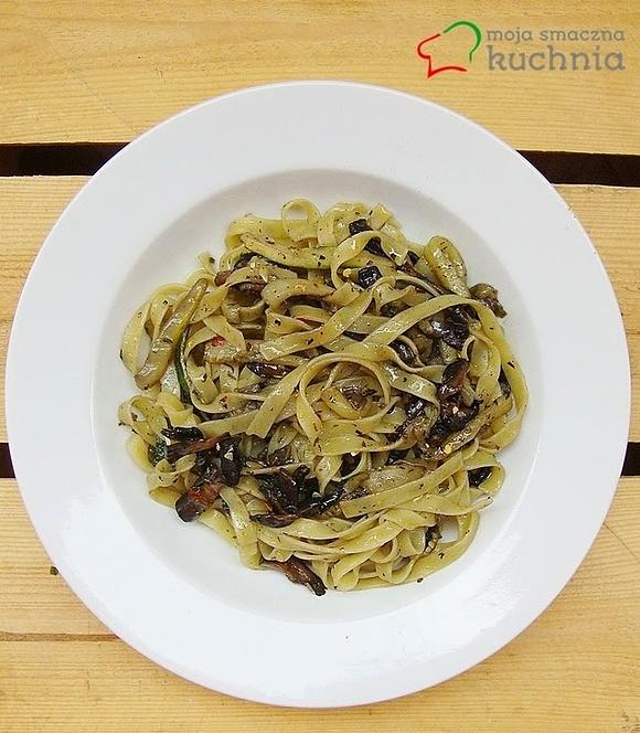 Tagliatelle z pieczarkami i cukinią w oliwie z białych trufli