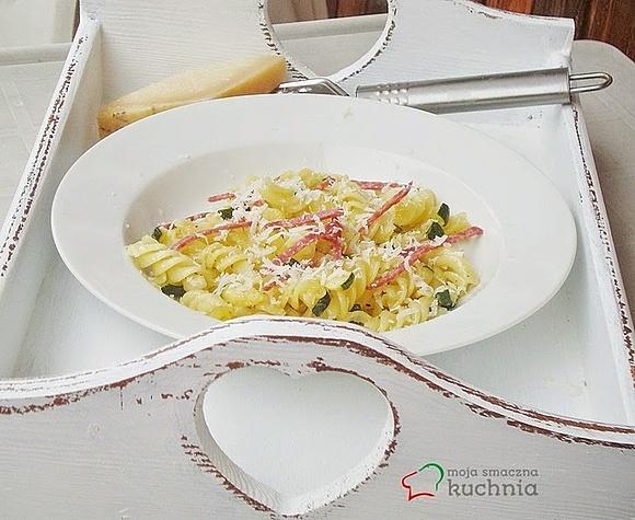 Świderki z salami, cukinią i Grana Padano