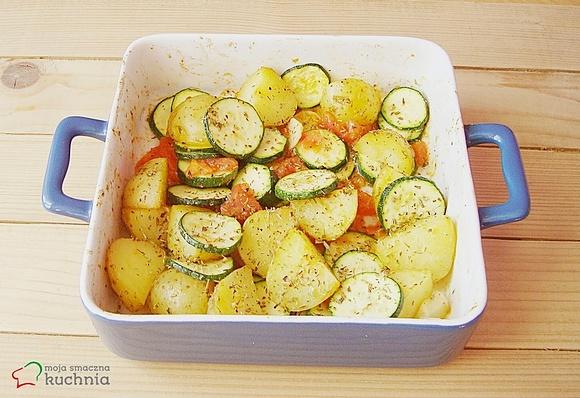 Młode ziemniaki w mundurkach zapiekane z cukinią i pomidorem