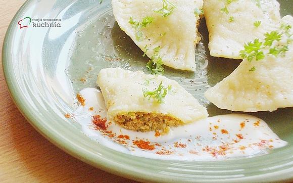 Pierożki z kurczakiem, cukinią i pomidorem z natką i czosnkiem