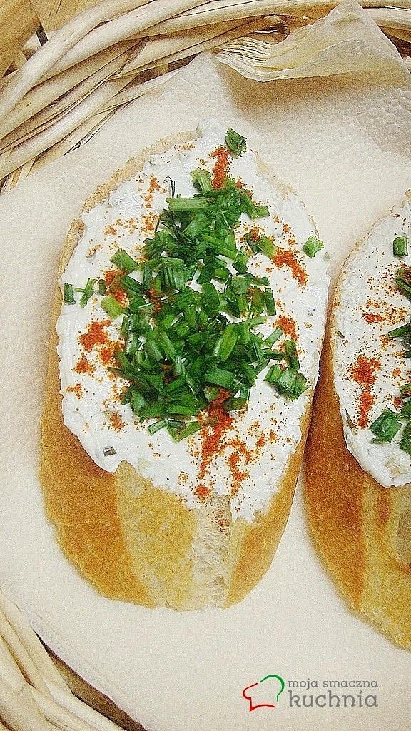Chrupiące grzanki z kozim serem, czosnkiem, szczypiorkiem i papryką