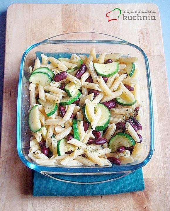 Mini penne rigate z cukinią i czerwoną fasolą