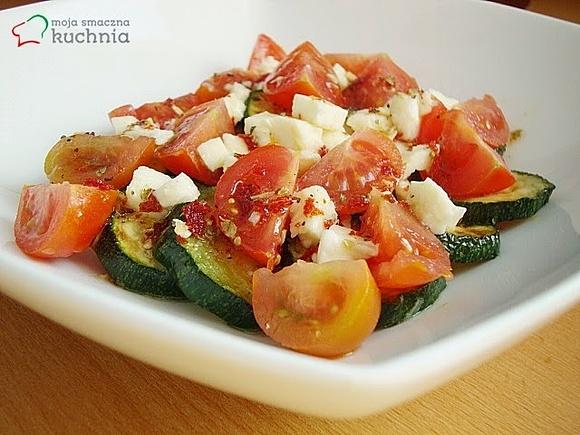 Sałatka z grillowanej cukinii z mozzarellą i pomidorkami cherry
