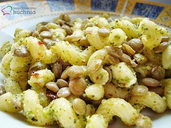 Makaron z soczewicą, mozzarellą i brokułowym pesto