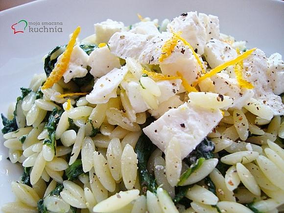 Makaron orzo z liśćmi szpinaku i serem feta