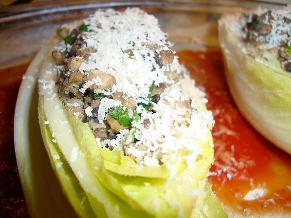 Cykoriowe łódeczki z parmezanem i pieczarkami