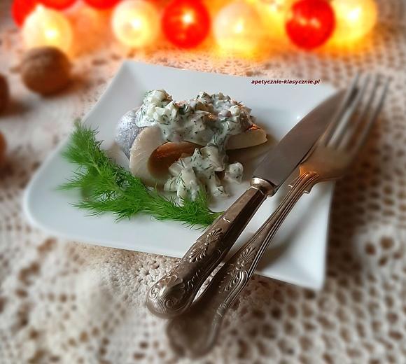 Śledzie z sosem koperkowym