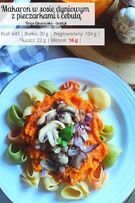 Makaron z sosem dyniowym cebulą i pieczarkami